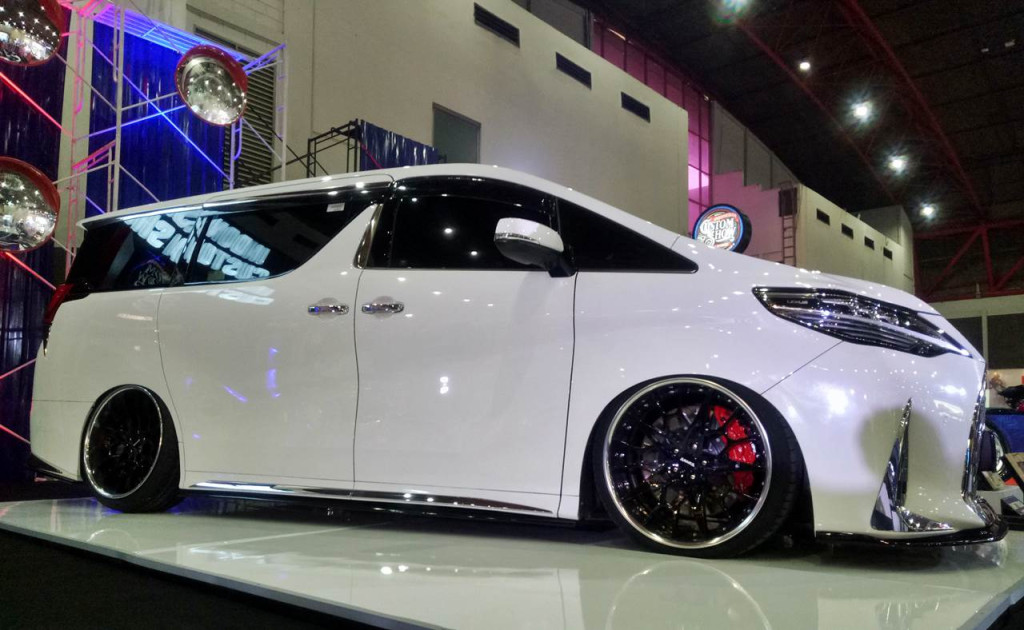 IIMS : Modifikasi Toyota Alphard Ganti Muka Jadi Lexus LM